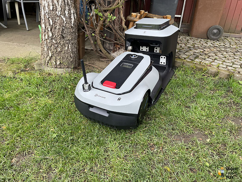 Der ECOVACS Goat G1-800 Mähroboter ohne Begrenzungskabel steht beim Aufladen im Test in der Ladestation.